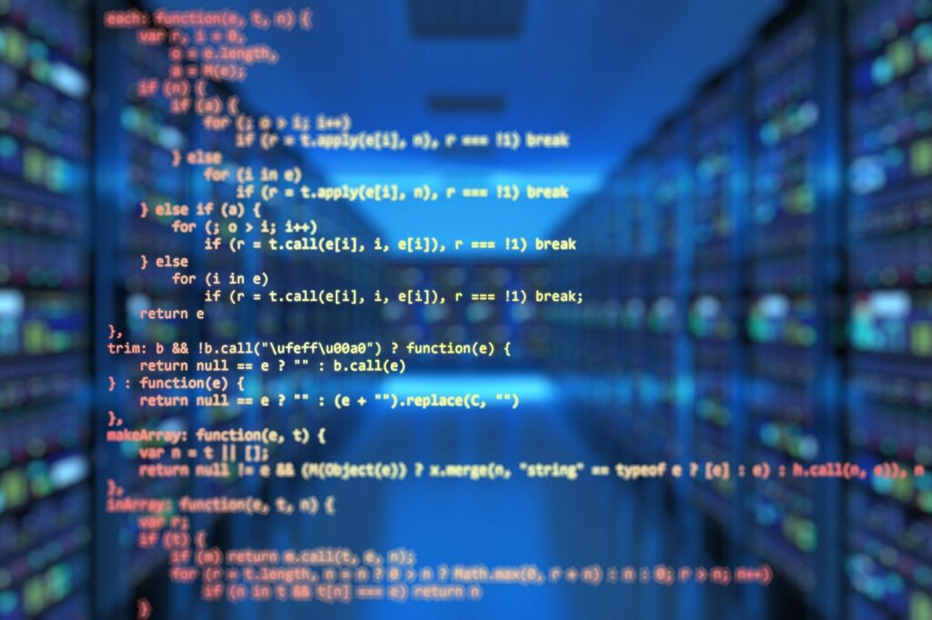 30代向けのプログラミングスクールで受講できる無料のコースは？
