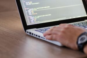 未経験からプログラマーになるためのステップは？